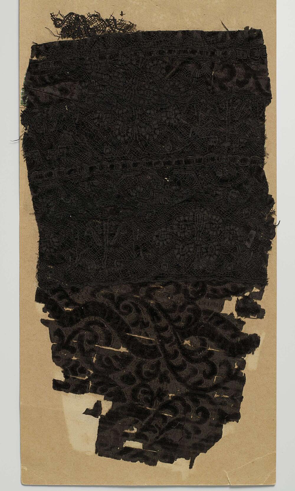 Fragment van een mantel van ciseléfluweel met kloskant, volgens overlevering afkomstig van Hugo de…