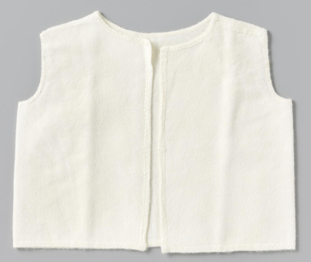 Babyhemd van witte flanel met een rand in witte flanelsteek