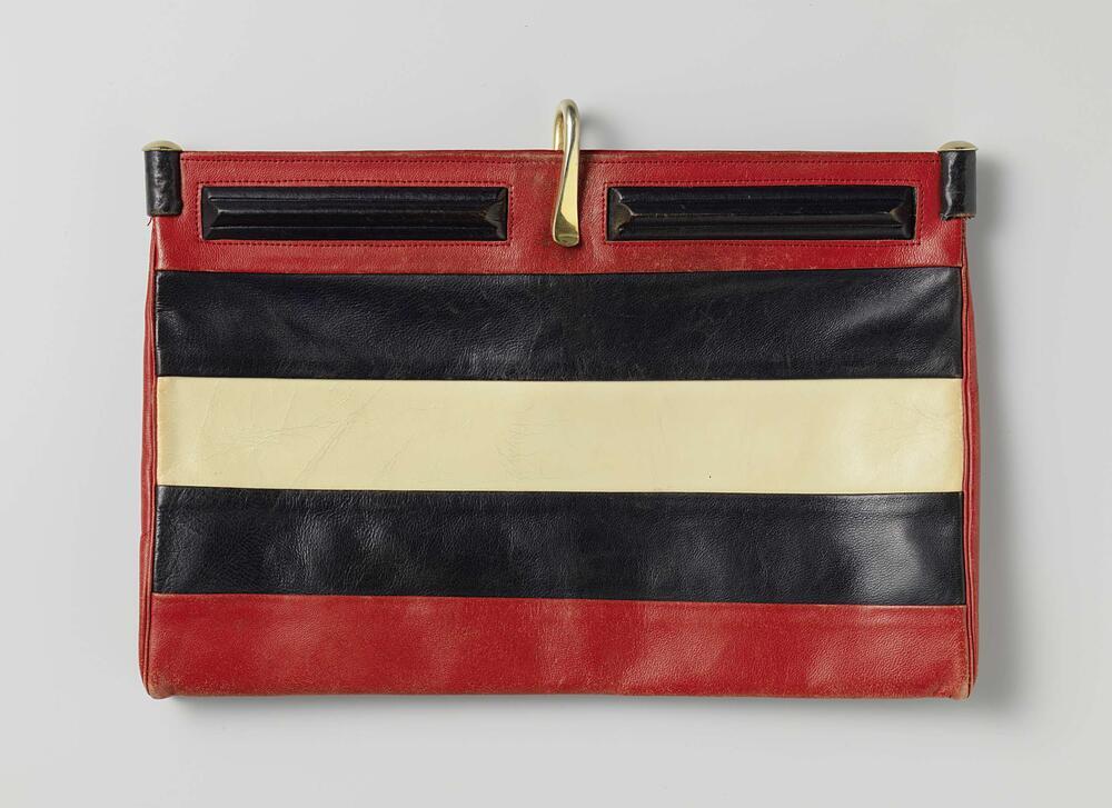 Tas van leer, vier horizontale banen in rood, wit en blauw