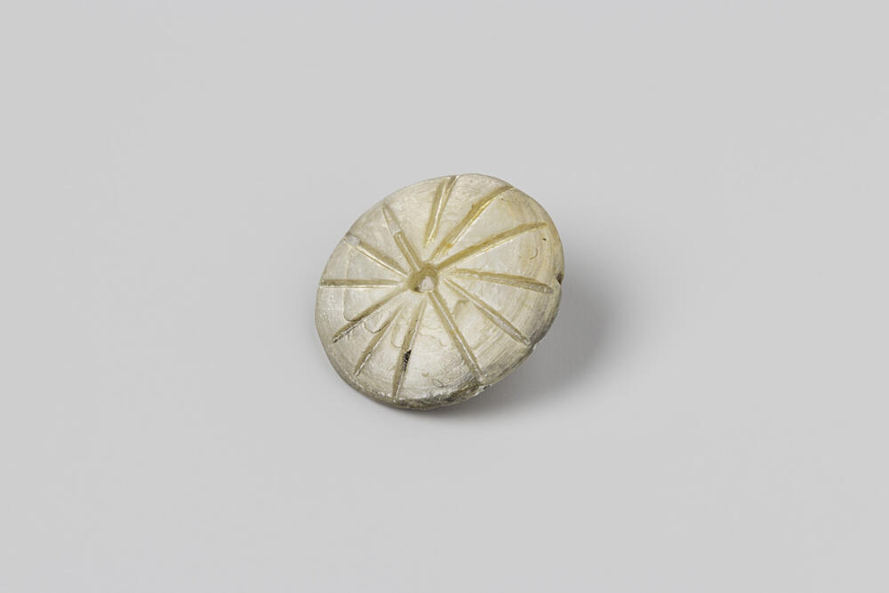 Knoop van parelmoer uit het wrak van de in 1735 vergane Oost-Indiëvaarder 't Vliegend Hart
