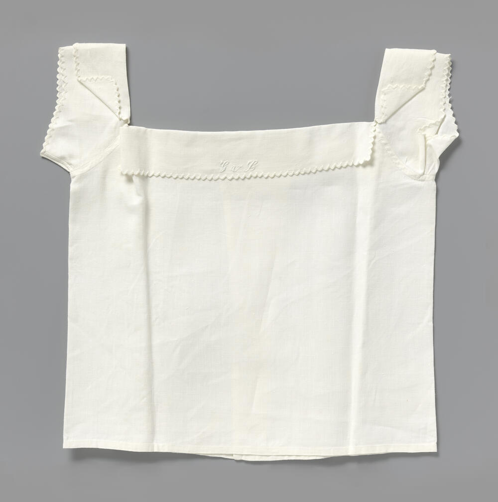 Witte onderbroek met strikken van lint op de heupen