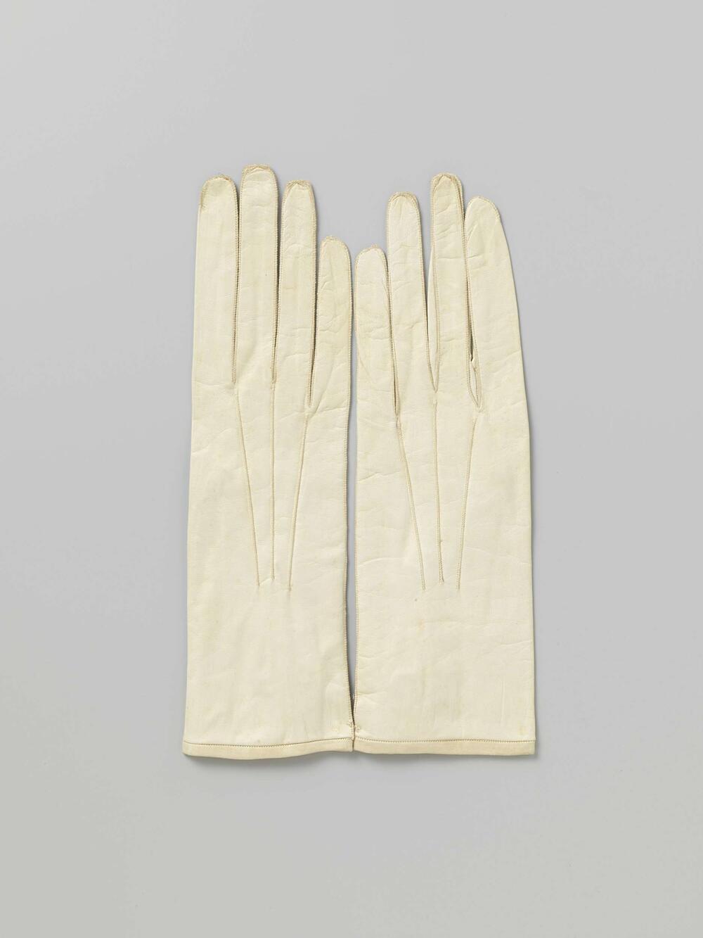 Visitehandschoen van wit glacéleer