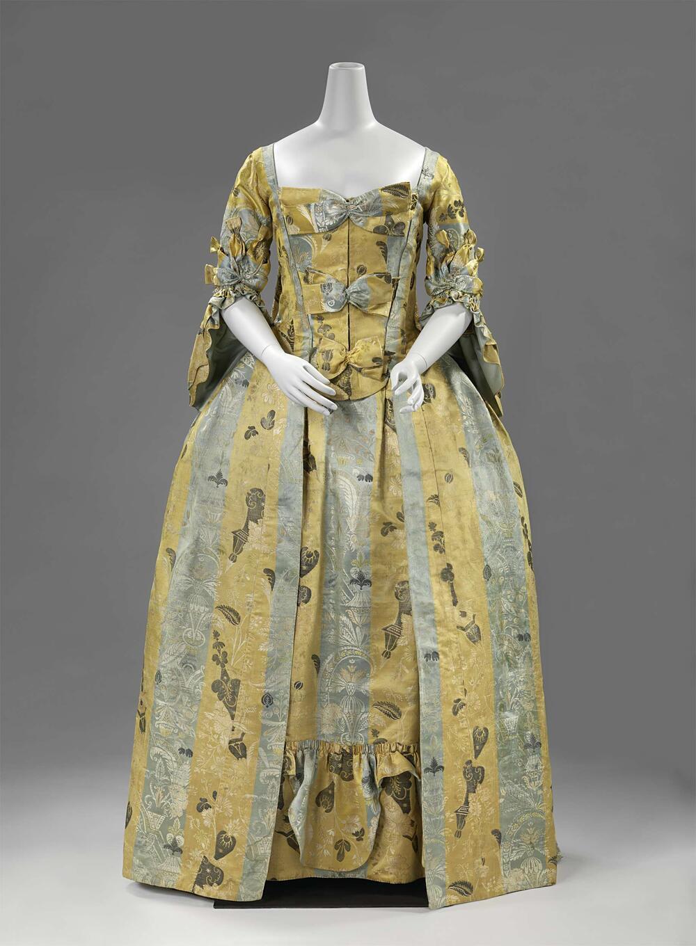 Overjapon met rok of robe à la française