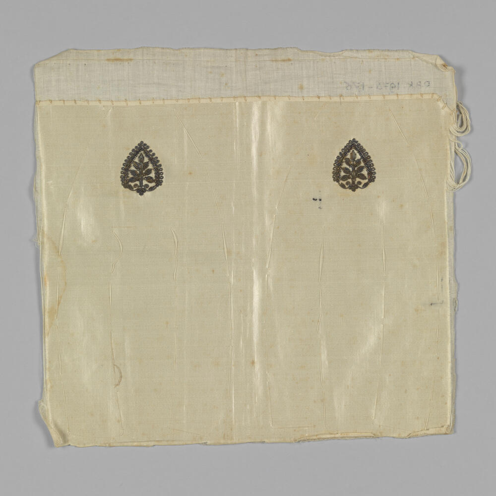 Ongenaaide of gezoolde balschoen of bruidsschoen van roomkleurige satijn met goudborduursel