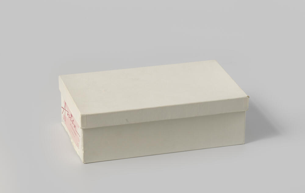Witte kartonnen schoenendoos