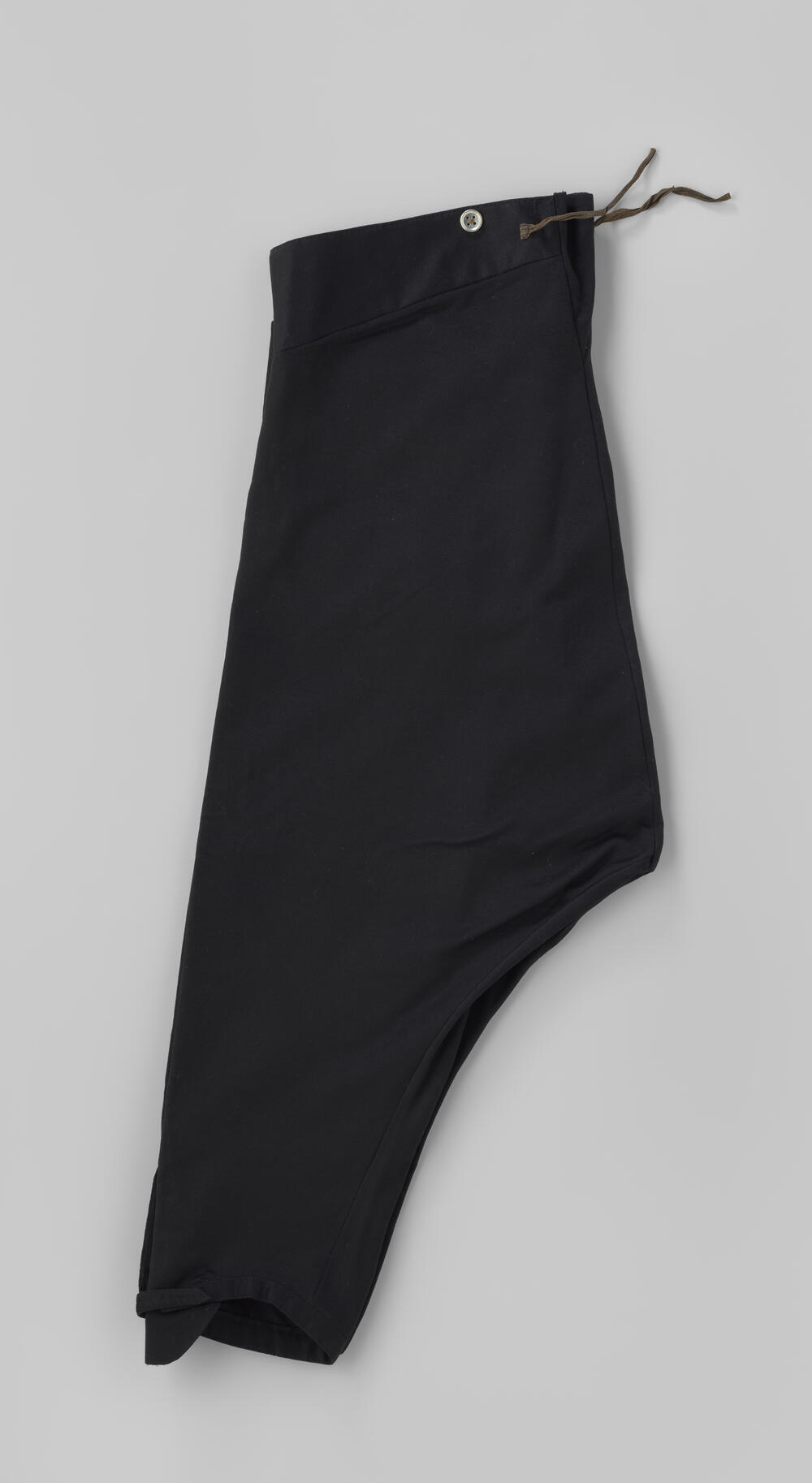 Kostuum van zwart laken, bestaande uit een rokjas, vest en een kniebroek