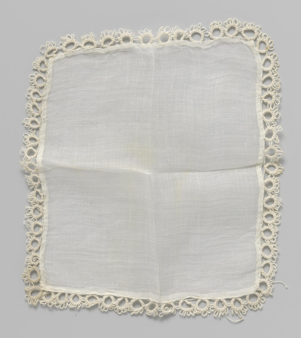 Witte doek afgezet met rand kant