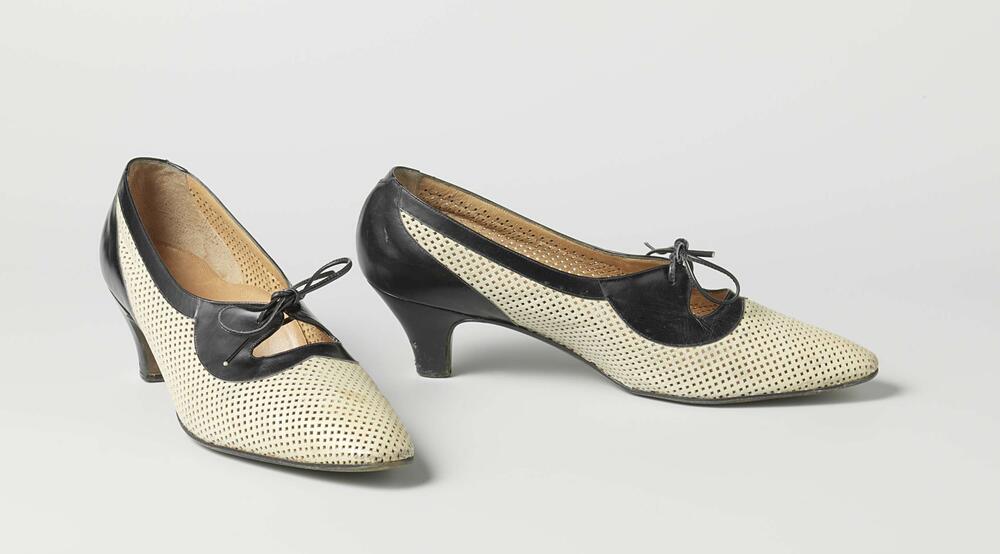 Schoen van wit en zwart leer met puntneus