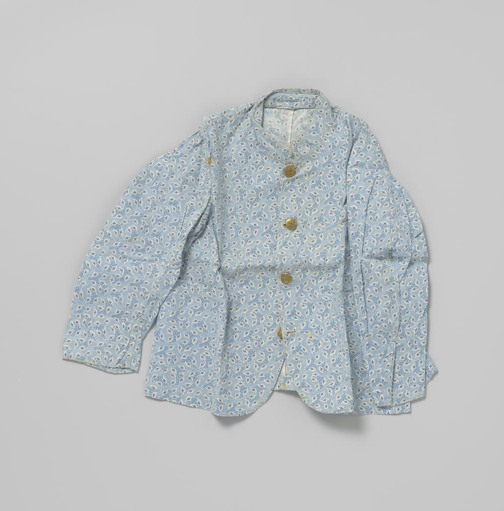 Pyjamajas van katoen met fantasiemotief in blauw en wit en messing knopen waarop een anker tussen…