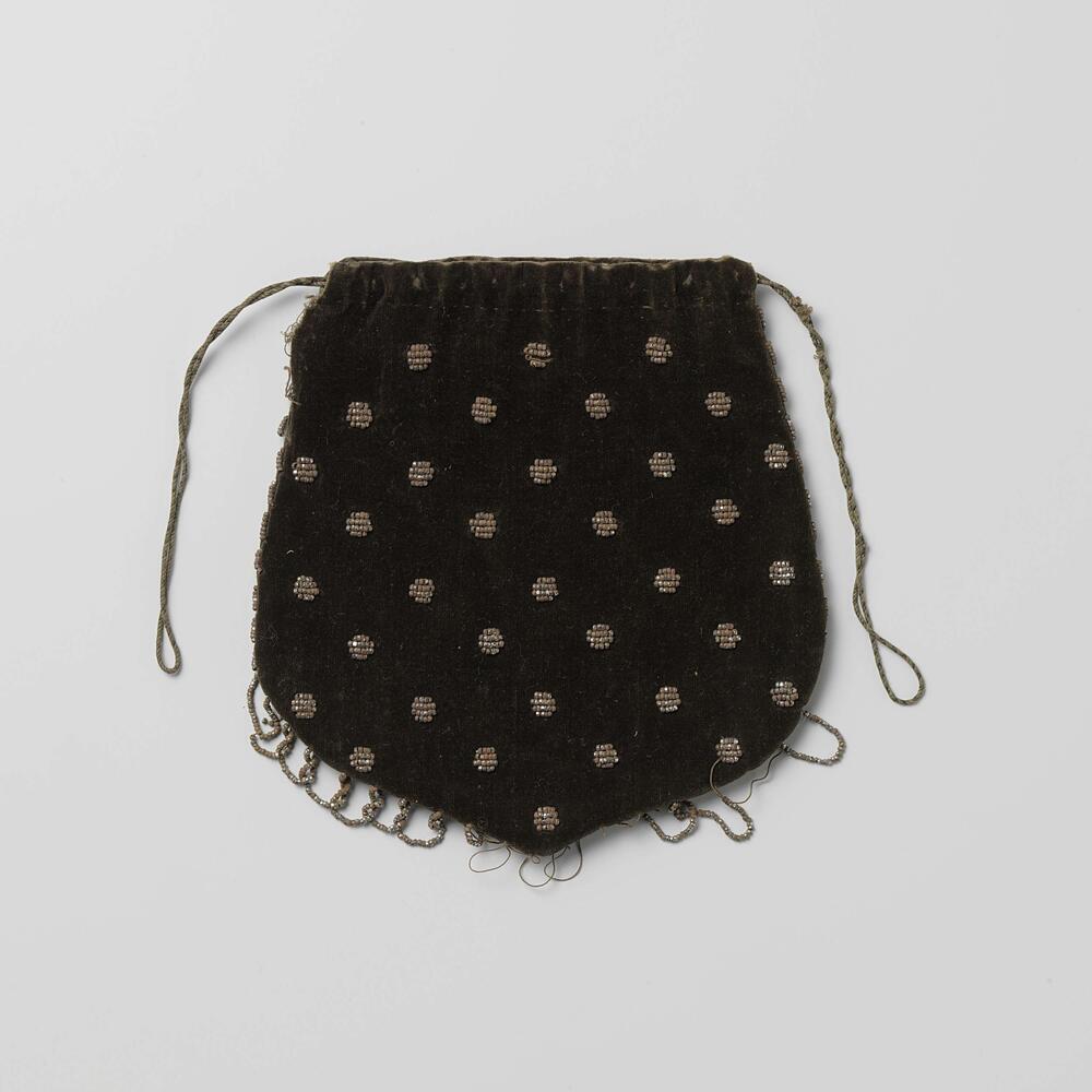Reticule in een plat model, van zwart fluweel, versierd met een regelmatig patroon van noppen van…