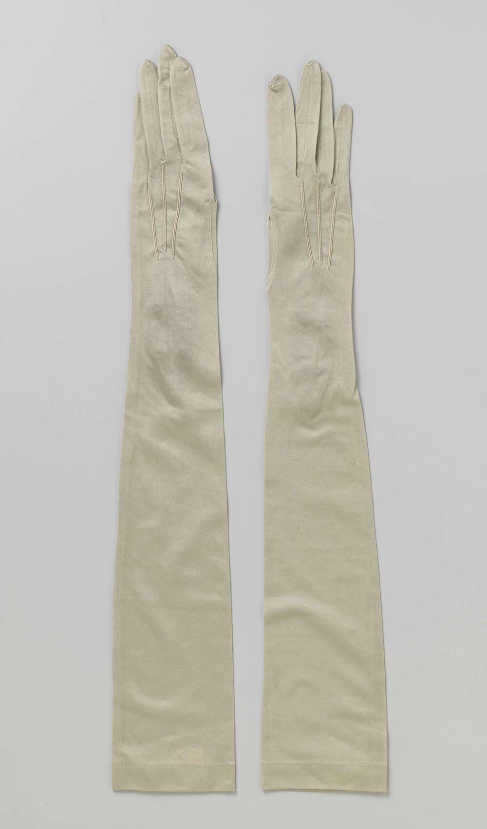 Pair of tricot gloves