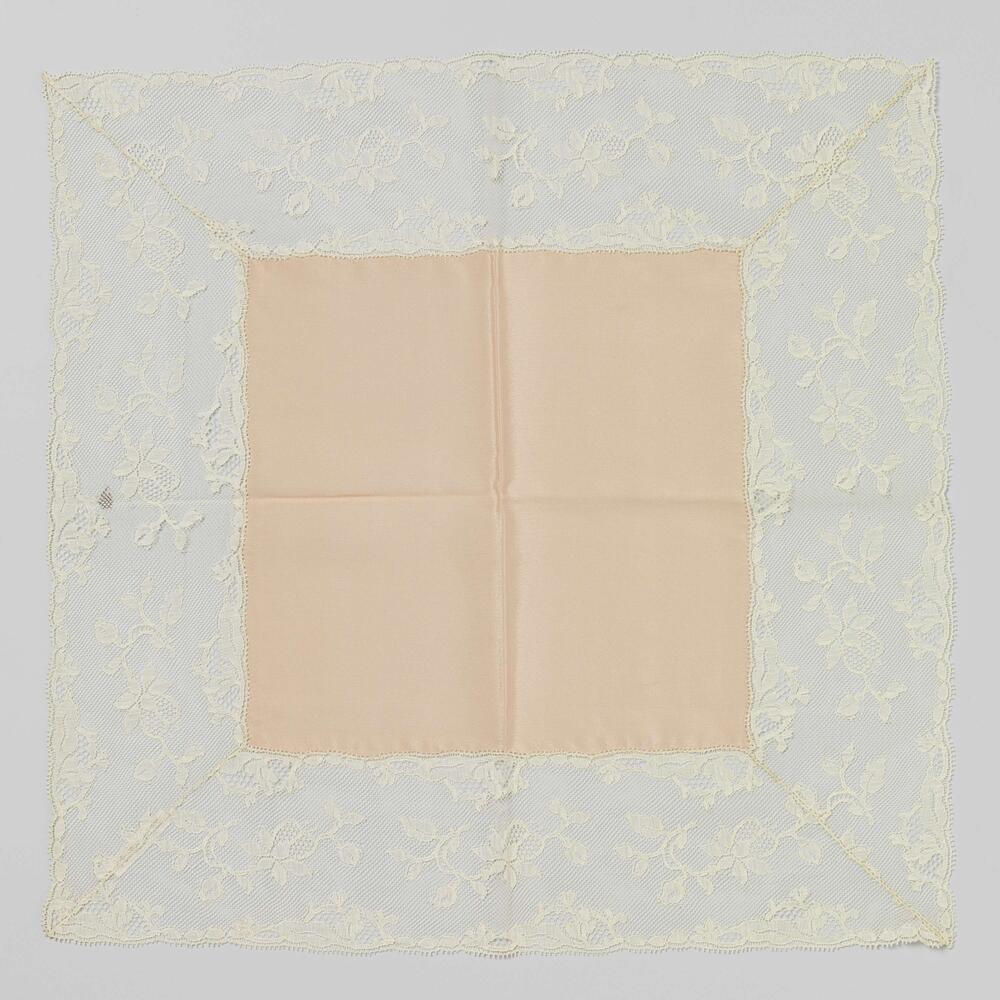 Pochet van zalmkleurige crêpe de Chine van (kunst)zijde afgezet met machinale Mechelse kant