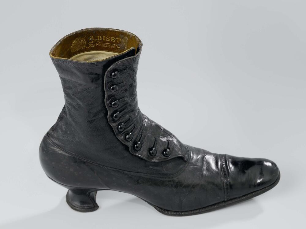 Pair of buttoned boots