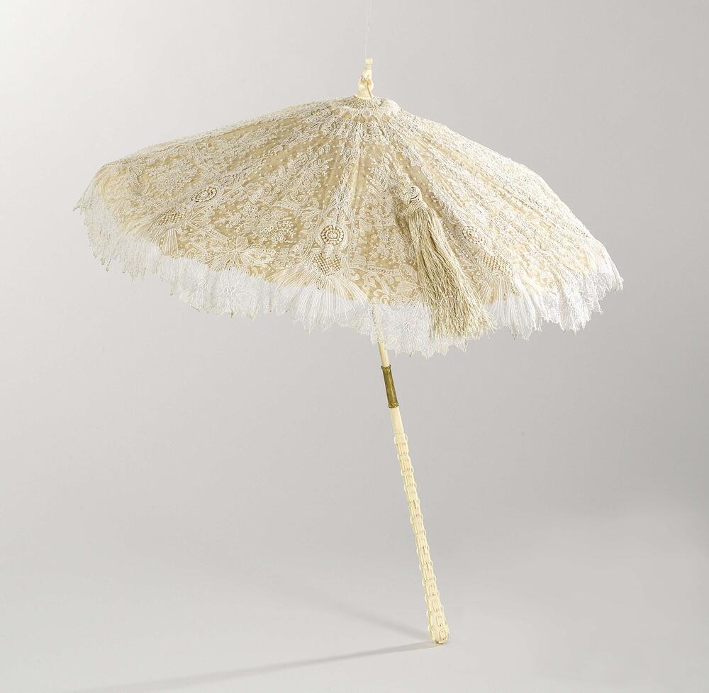 Parasol met dek van 'point de gaze de Bruxelles' naaldkant op stok van, als schakelketting gesneden…