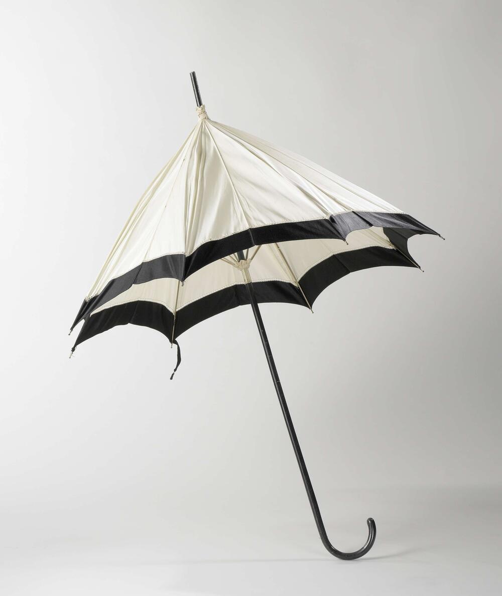 Parasol met dek van effen witte zijde, afgezet met brede zwarte rand op een zwartgeverfde stok met…