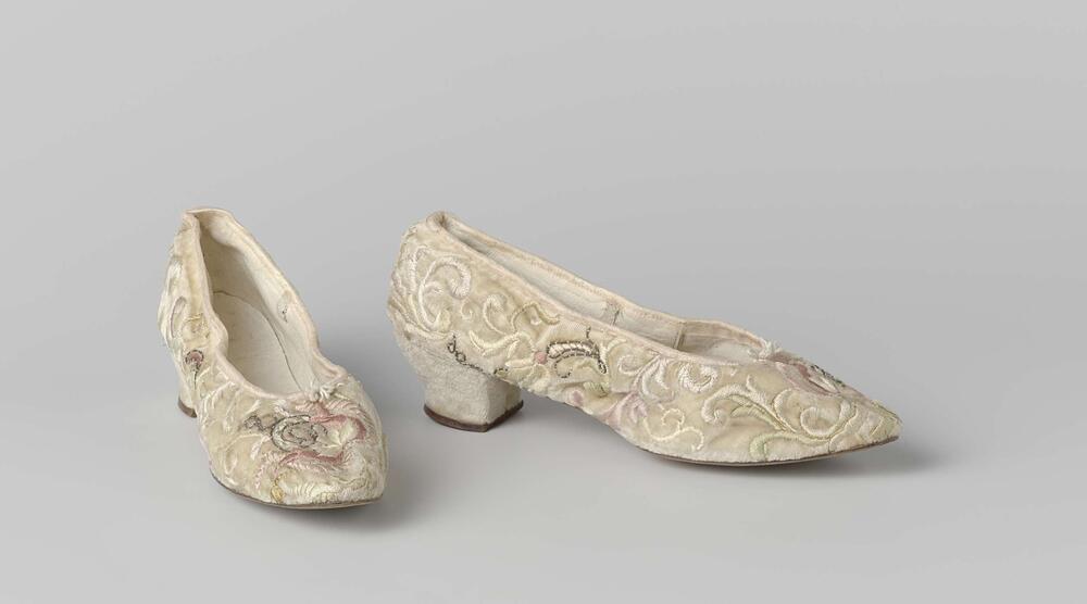 Balschoen van wit fluweel, versierd met geborduurde palmetbloemen met ranken