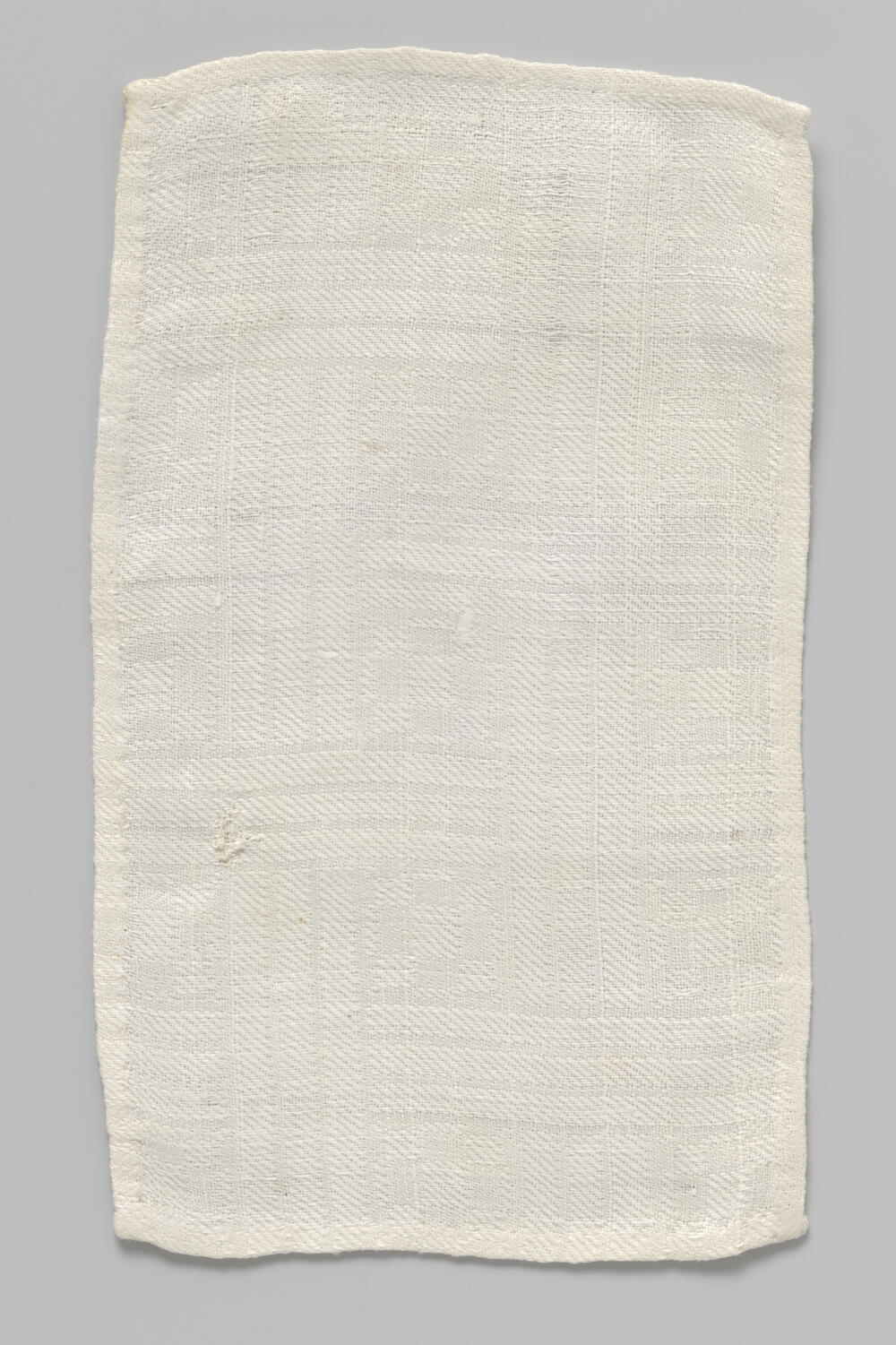 Witte rechthoekige doek met ingeweven geometrisch patroon