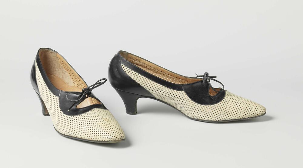 Schoen van wit en zwart leer met puntneus