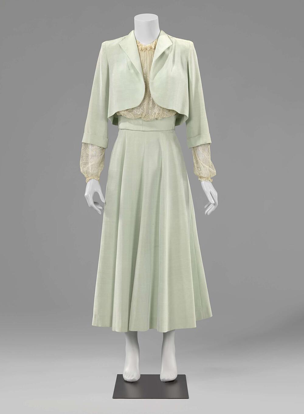 Crèmekleurige kanten blouse met lange mouwen, veel ruimte door aanrimpeling in het voorpand en…