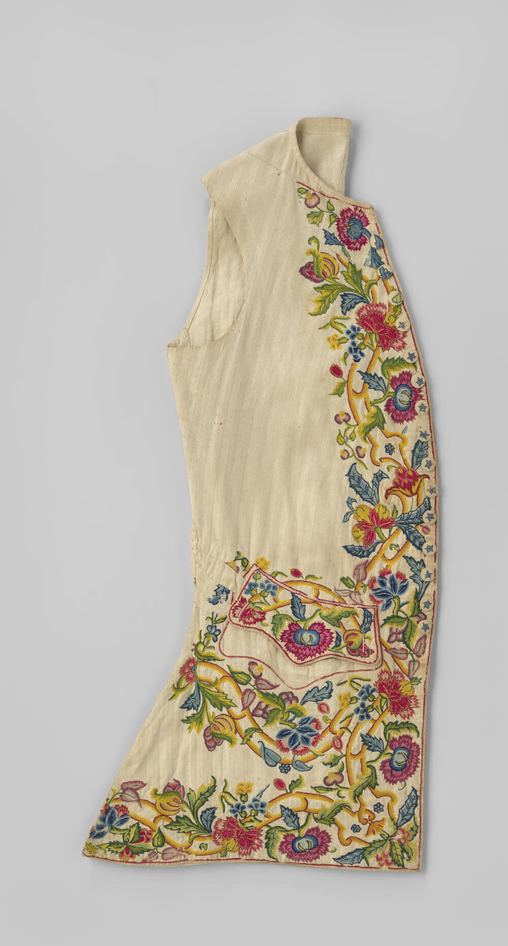 Vest van katoenen piqué, met een geborduurde rand van grote gekleurde bloemen van wol (crewelwork)
