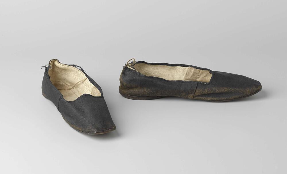 Schoen van zwart katoen met kleine sleehak