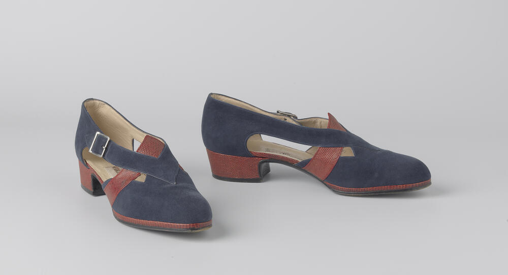 Schoen van donkerblauw suède, open model versierd met rood krokodillenleer en voorzien van…
