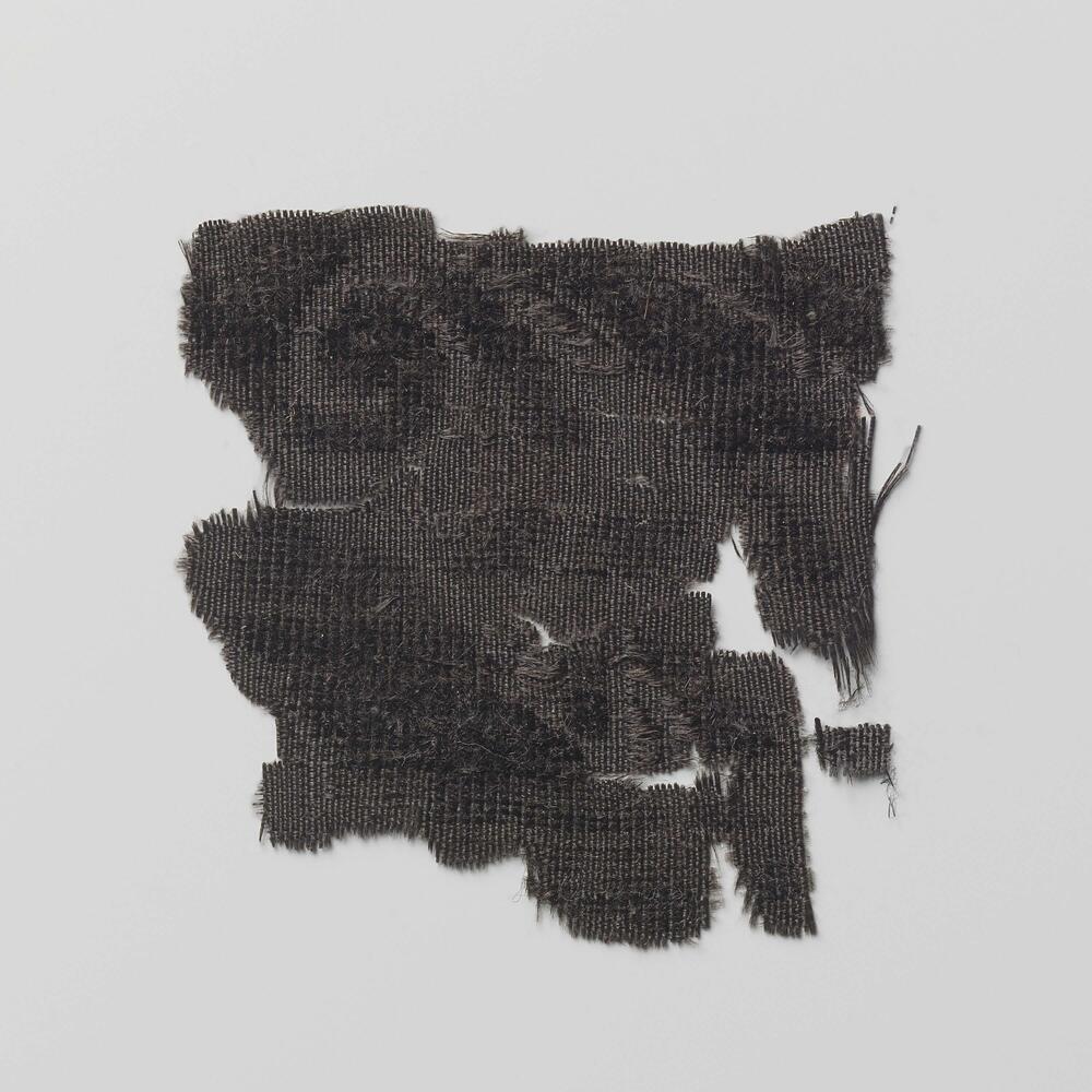 Fragment van een mantel van ciseléfluweel met kloskant, volgens overlevering afkomstig van Hugo de…