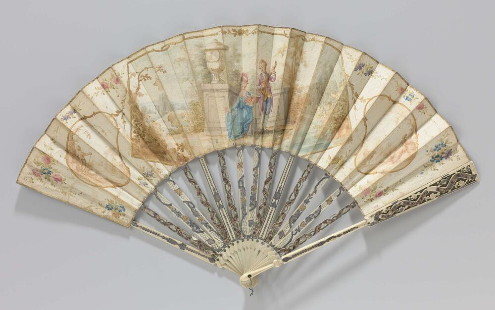 Vouwwaaier met blad van papier waarop in aquarel een afbeelding van een musicerend paar in een…
