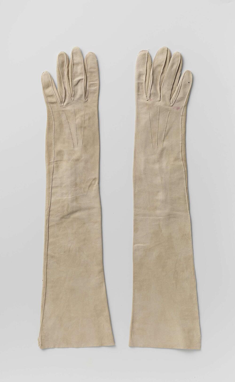 Handschoen van leverkleurig zeemleer met drie kunsstof knopen