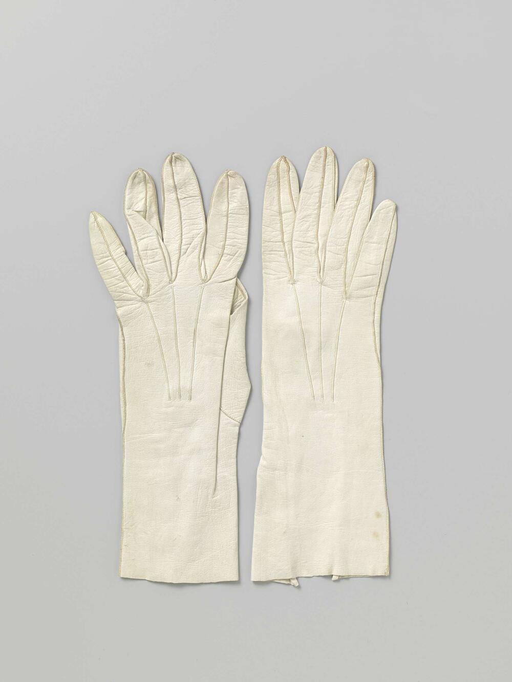 Handschoen van wit kalfsleer en sluiting met vier parelmoeren knopen