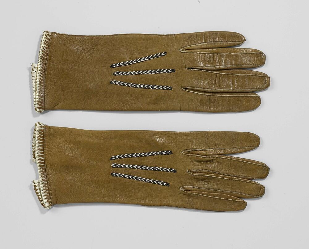 Pair gloves with lattice-work