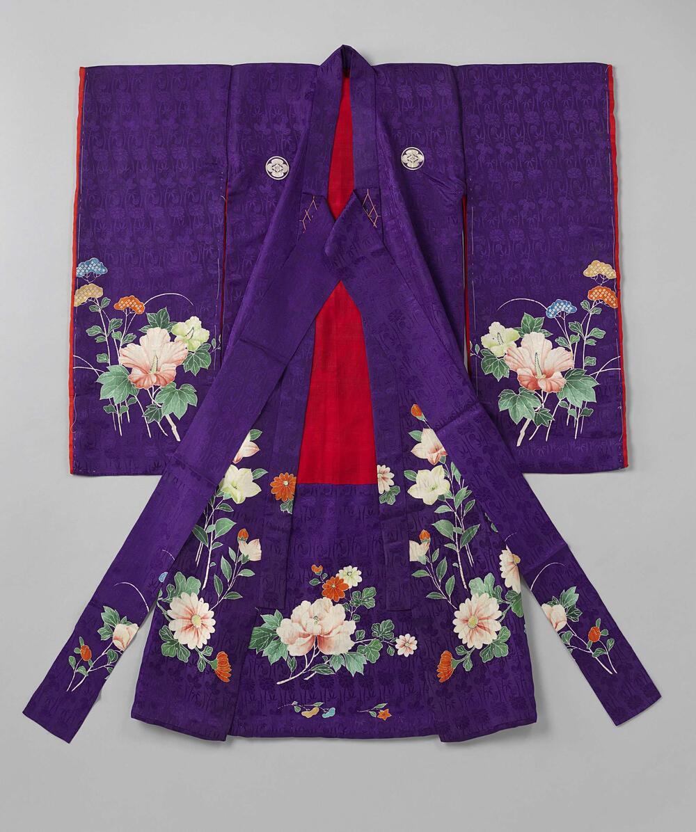 Meisjes miyamairi kimono met bloeiende herfstplanten