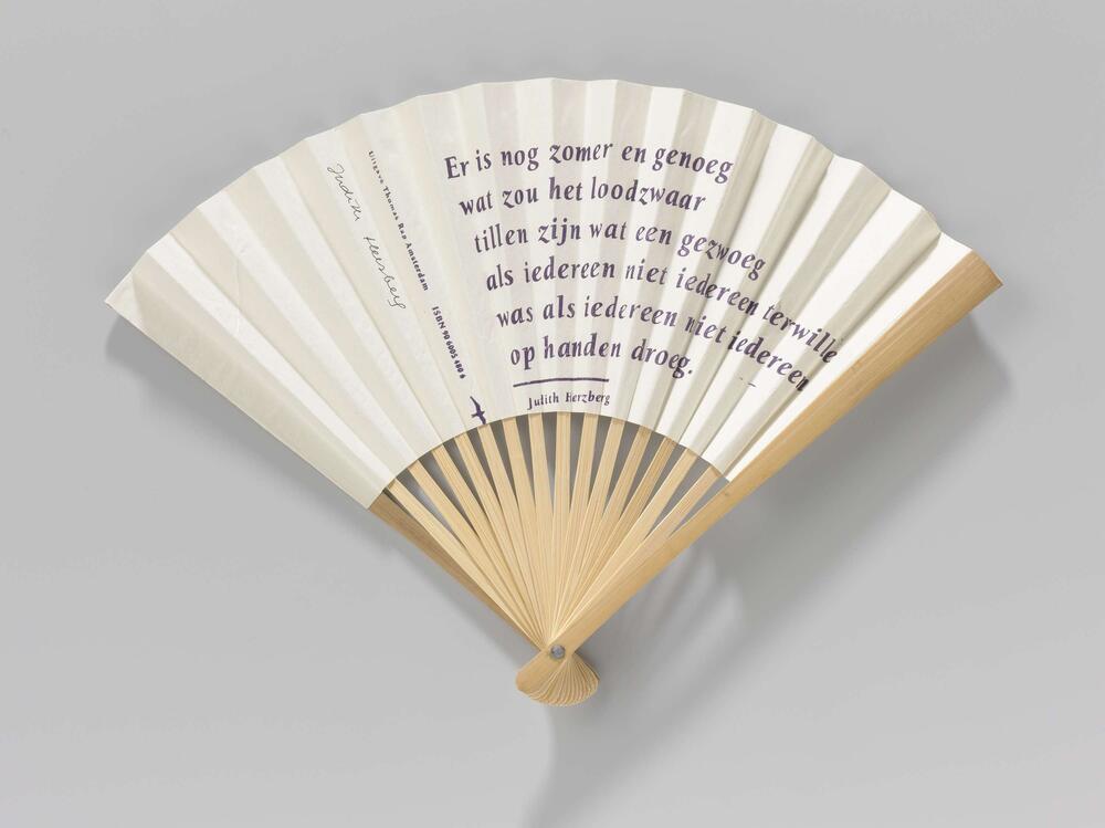 Vouwwaaier met dubbel blad van papier waarop aan de voorkant een gedicht van Judith Herzberg is…