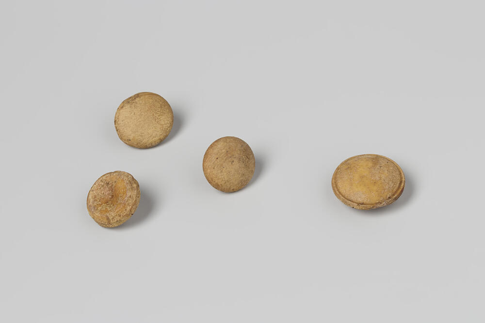 4 knopen horend bij een jas
