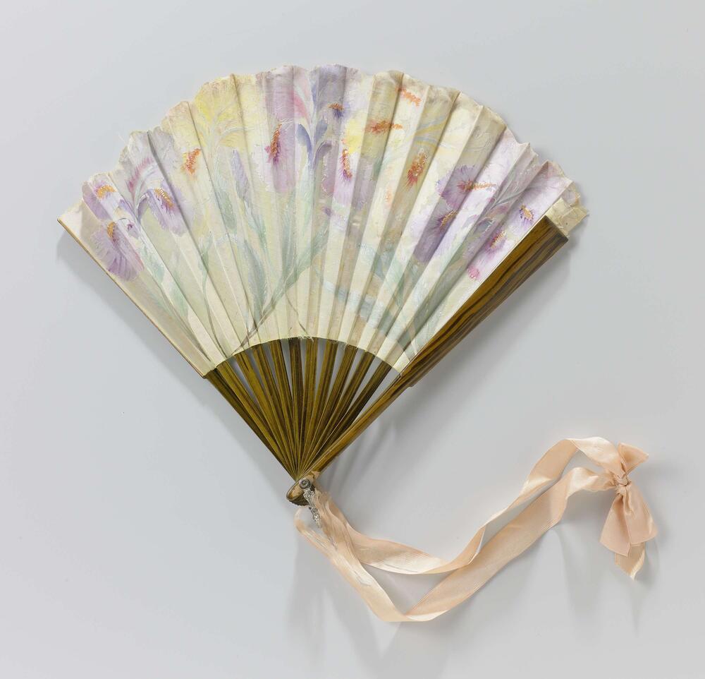 Vouwwaaier met een cremekleurig zijden blad beschilderd met gele en lila irissen op met houtverf…