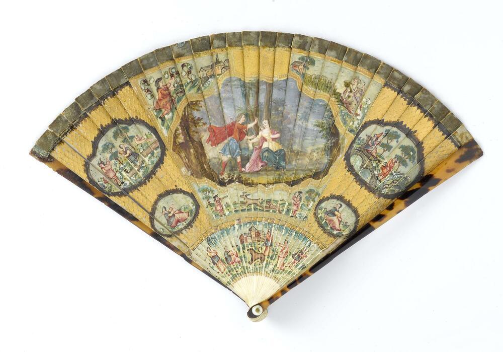Brisé-waaier van ivoor, beschilderd met tempera en goudverf, met centrale cartouche waarin Zephyros…