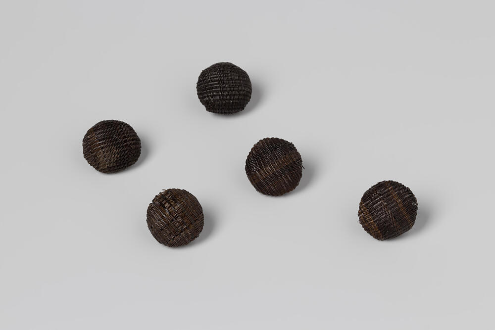 5 knopen horend bij een jas