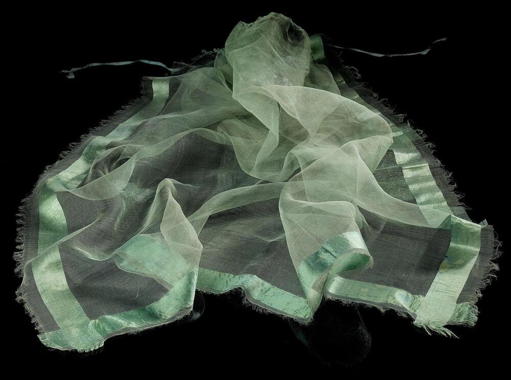 Voile van groene gaze de soie aan drie kanten voorzien van een ingeweven satijnen rand