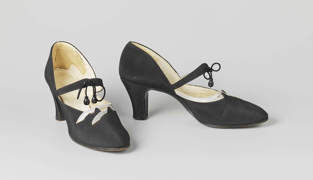 Paar avondschoenen met golvende banden