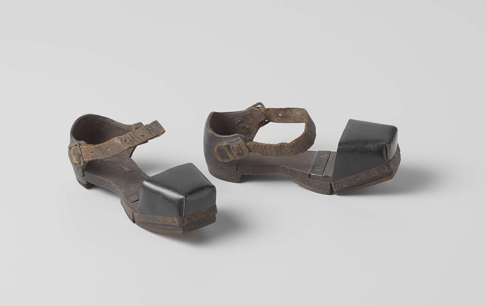 Schoen of muil, met houten zolen die in de buiging van de voet scharnieren, voorzool en hak met…
