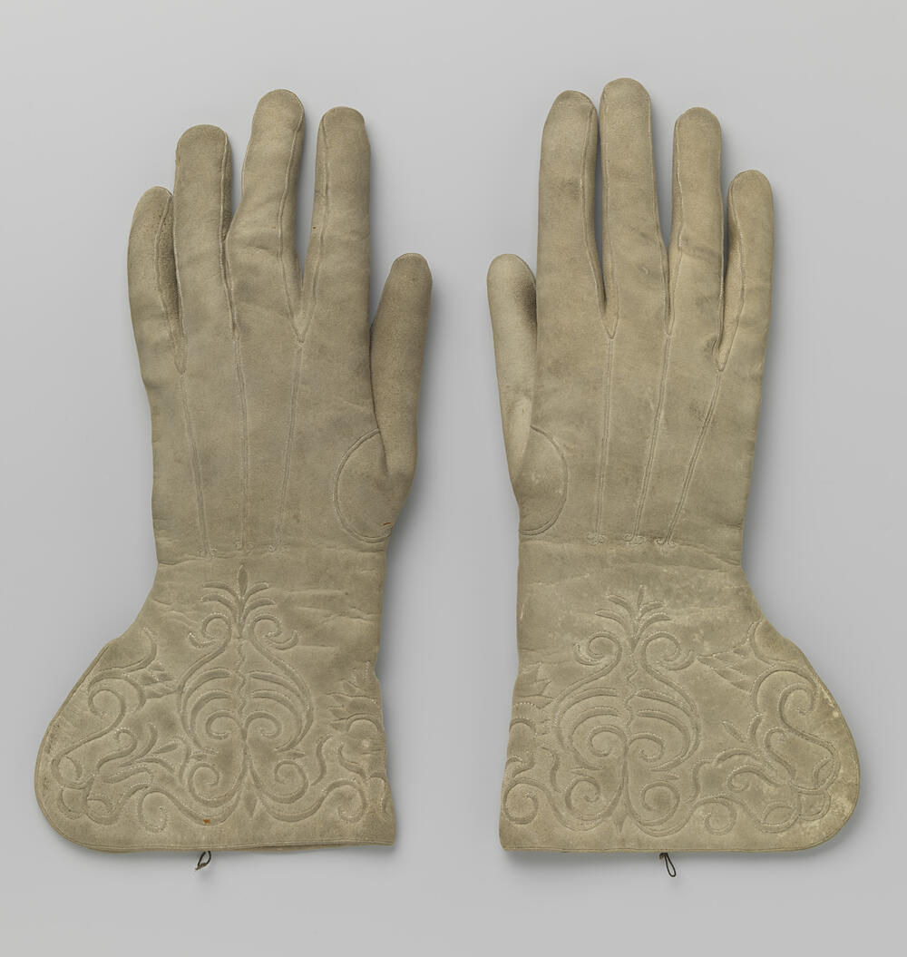 Handschoenen van beige vilt. Versierd met bloemenpatroon op de kap