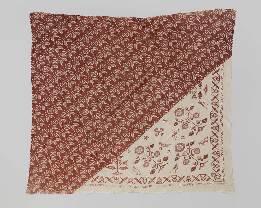 Vierkante halsdoek van katoen bedrukt met rood dessin op wit fond en wit dessin op rood fond