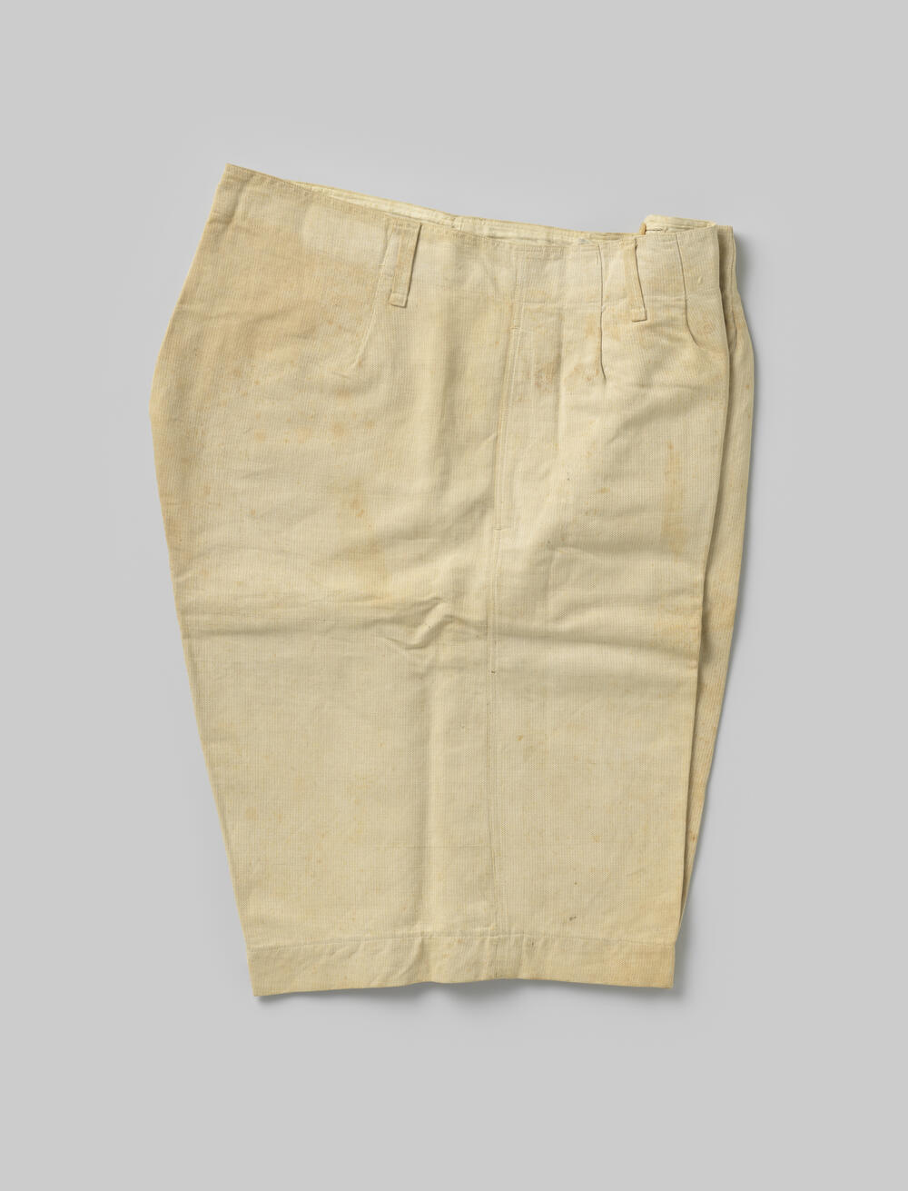 Korte broek gedragen door Jhr. Mr. Dr. A.W.L. Tjarda van Starkenborch Stachouwer