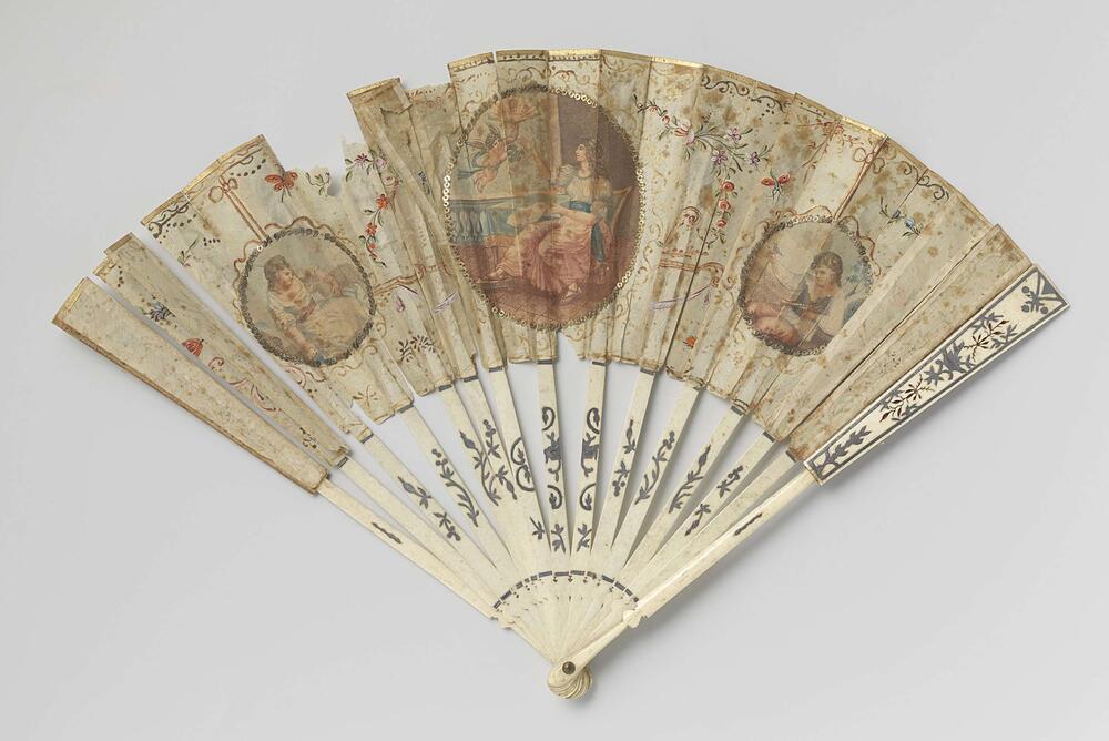 Vouwwaaier met blad van zijde waarop een medaillon waarin zittende dame en putti met waaier…