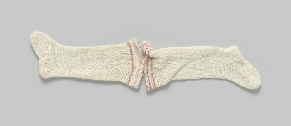 Paar witte kousen met roze rand