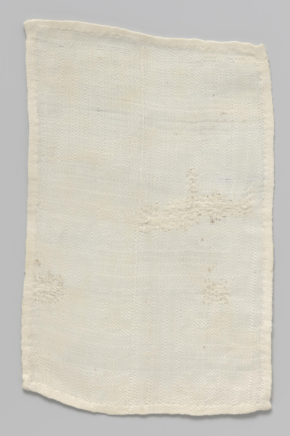 Witte rechthoekige doek met ingeweven geometrisch patroon