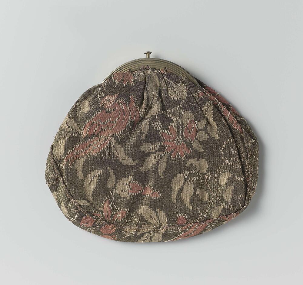 Beugeltas in ovale vorm, van goudbrokaat met roze en bruin patroon van vogels en bloemen, aan een…