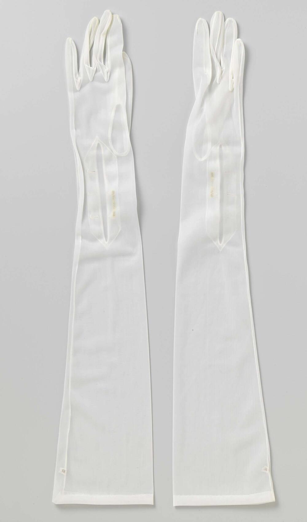 Handschoen van witte stretch nylon met knopen van kunsstof, parelmoerkleurig