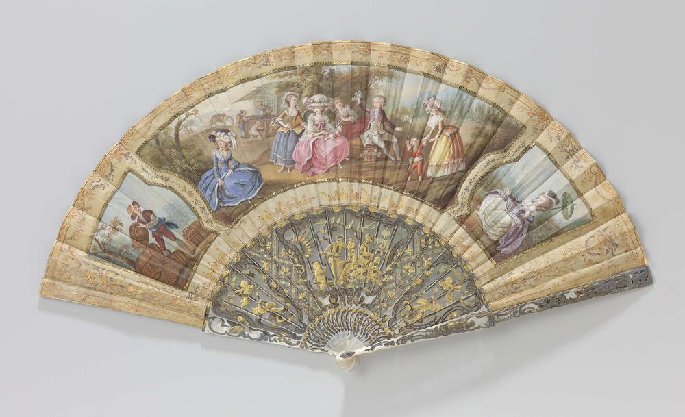 Vouwwaaier met blad van beschilderde zijde en met lovers afgezette, waarop drie cartouches met…