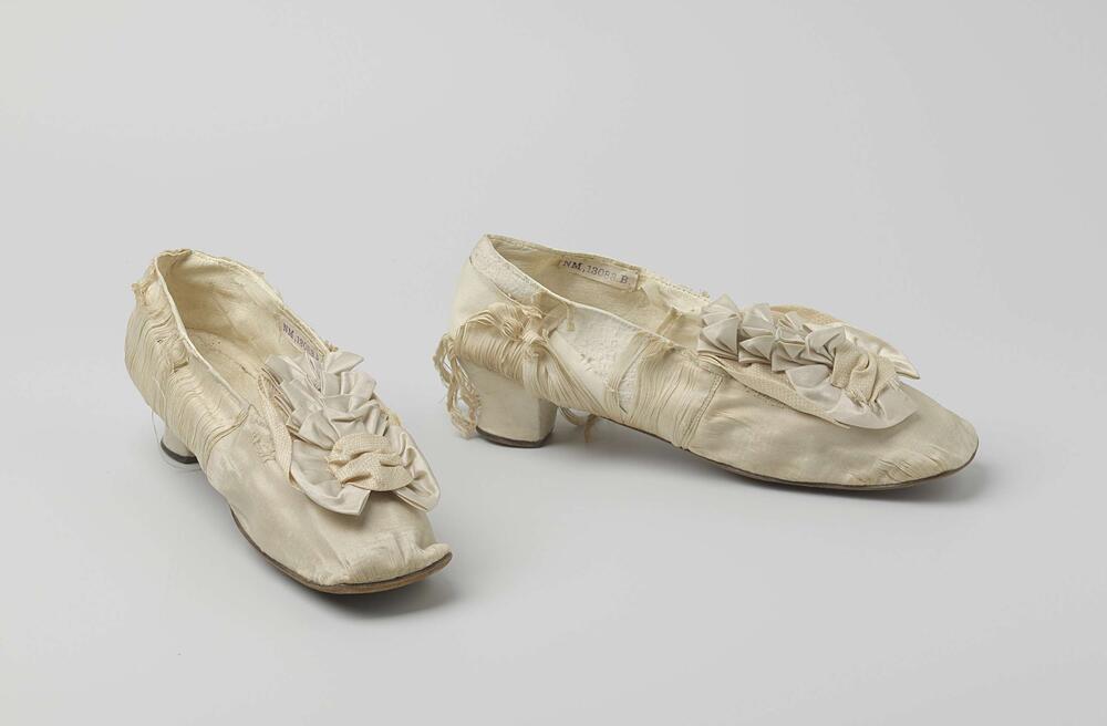 Balschoen van wit satijn met strikken op de voorschoen, vierkante neus en driekwart hak